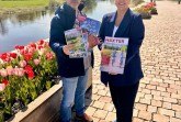 Stephan Berg und Jana Jungblut präsentieren an der Weserpromenade die neuen Printprodukte der Tourist-Information Höxter, die mit frischen Ideen und zielgerichteten Inhalten Lust auf Stadt und die Region machen. Bildquelle: Stadt Höxter