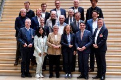 Die Delegation aus Unternehmerinnen und Unternehmern sowie IHK-Spitzenvertretern im Austausch mit ostwestfälischen Bundestagsabgeordneten. vordere Reihe v.l., mittlere und hintere Reihe: Eckhard Rüter, Schahina Gambir (MdB, B90/Die Grünen), Britta Haßelmann (MdB, B90/Die Grünen), IHK-Hauptgeschäftsführerin Petra Pigerl-Radtke, Dr. Oliver Vogt (MdB, CDU), IHK-Präsident Jörn Wahl-Schwentker, Olaf Gehle, Christian Kache, Alexandra Altmann, Raphaela Knoke, Michael Fredebeul, Dr. Michael Brinkmeier, Carsten Linnemann (MdB, CDU), Joachim Ebmeyer (MdB, CDU), Robert Fortmeier, Gerrit Gramer (DIHK), IHK-Stabsbereichsleiter Wirtschaftspolitik Arne Potthoff, Hartmut Müller, Markus Hirschmeier. Copyright: Industrie- und Handelskammer Ostwestfalen zu Bielefeld