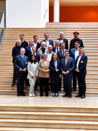 Die Delegation aus Unternehmerinnen und Unternehmern sowie IHK-Spitzenvertretern im Austausch mit ostwestfälischen Bundestagsabgeordneten. vordere Reihe v.l., mittlere und hintere Reihe: Eckhard Rüter, Schahina Gambir (MdB, B90/Die Grünen), Britta Haßelmann (MdB, B90/Die Grünen), IHK-Hauptgeschäftsführerin Petra Pigerl-Radtke, Dr. Oliver Vogt (MdB, CDU), IHK-Präsident Jörn Wahl-Schwentker, Olaf Gehle, Christian Kache, Alexandra Altmann, Raphaela Knoke, Michael Fredebeul, Dr. Michael Brinkmeier, Carsten Linnemann (MdB, CDU), Joachim Ebmeyer (MdB, CDU), Robert Fortmeier, Gerrit Gramer (DIHK), IHK-Stabsbereichsleiter Wirtschaftspolitik Arne Potthoff, Hartmut Müller, Markus Hirschmeier. Copyright: Industrie- und Handelskammer Ostwestfalen zu Bielefeld