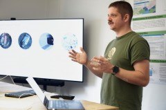 Phillip Traphöner ist Technischer Leiter bei MicroBubbles. Er erklärte den Studierenden beim Unternehmensbesuch das Verfahren, mit dem MicroBubbles Mikroplastik aus Wasser entfernt. (Foto: K. Starodubskij/HSBI)