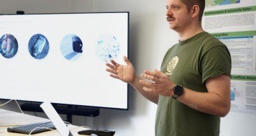 Phillip Traphöner ist Technischer Leiter bei MicroBubbles. Er erklärte den Studierenden beim Unternehmensbesuch das Verfahren, mit dem MicroBubbles Mikroplastik aus Wasser entfernt. (Foto: K. Starodubskij/HSBI)