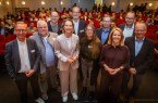 Der Vorstand des Verkehrsvereins Bielefeld im Theater am Alten Markt: (v. l.) Burkhard Schmidt-Schönefeld, Andreas Büscher, Henner Zimmat, Jennifer Erdmann, Jan-Erik Weinekötter, Friederike von Spiegel, Frank Wulfmeyer, Ursula Pasch, Martin Knabenreich und Professor Dr. Olaf Kruse (auf dem Bild fehlen: Oberbürgermeisterin Dr. Christiana Bauer und Regine Tönsing). Bildnachweis: Sarah Jonek