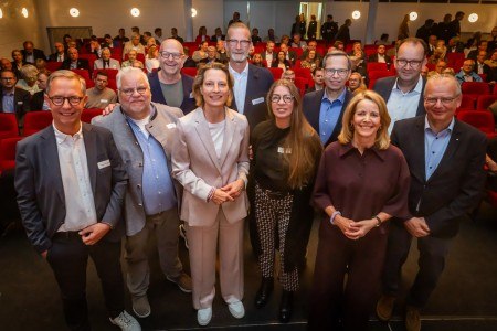 Der Vorstand des Verkehrsvereins Bielefeld im Theater am Alten Markt: (v. l.) Burkhard Schmidt-Schönefeld, Andreas Büscher, Henner Zimmat, Jennifer Erdmann, Jan-Erik Weinekötter, Friederike von Spiegel, Frank Wulfmeyer, Ursula Pasch, Martin Knabenreich und Professor Dr. Olaf Kruse (auf dem Bild fehlen: Oberbürgermeisterin Dr. Christiana Bauer und Regine Tönsing). Bildnachweis: Sarah Jonek