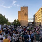 Der Feierabendmarkt lädt mit gutem Essen, Getränken und Musik zum Zusammenkommen und Entspannen ein. Foto: Lena Descher