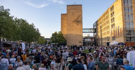 Der Feierabendmarkt lädt mit gutem Essen, Getränken und Musik zum Zusammenkommen und Entspannen ein. Foto: Lena Descher