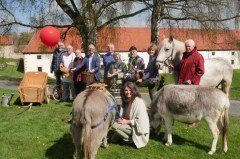 Tatkräftige Vorfreude: (v. l.) Hennes Andree (Stellmacherei), Willi Zacharias (Bäckerei), Hermann Zinser (Brennerei), Dr. Ingo Grabowsky (Museumsdirektor), Elmar Kämper (Mühle), Roswitha Neumann (Weberei), Werner Gerke (Schmiede), Dr. Christiane Wabinski (Referentin Kulturvermittlung), Erwin Borkenhagen (Norikergestüt Borkenhagen) und Elisabeth Bömken stellen beim Pressetermin zum Familientag "Et labora! Handwerk im Kloster" im LWL-Landesmuseum für Klosterkultur ihre Gewerke und Mitmachstationen vor. Mit dabei waren auch die eigensinnigen Eseldamen Rosalie und Lotte. Foto: LWL/Dana Giebken