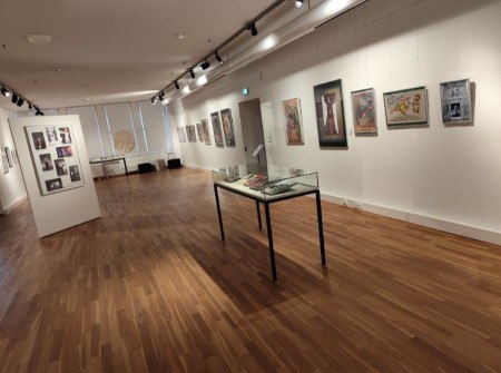 Blick in die Ausstellung „Zauberkunst“ (© Mindener Museum)