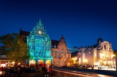 Farbige Licht-Installationen machen die historische Fassade des Alten Rathauses zum Foto-Hotspot. Foto: Bielefeld Marketing | Tim Fröhlich