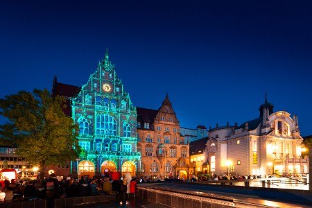 Farbige Licht-Installationen machen die historische Fassade des Alten Rathauses zum Foto-Hotspot. Foto: Bielefeld Marketing | Tim Fröhlich
