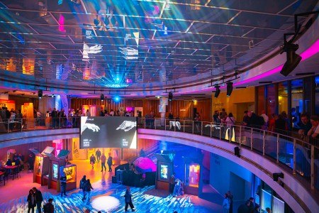 Interaktive Experimente und Science Shows zu Musik, Klang und Licht bieten in der Wissenswerkstadt besondere Sinneserfahrungen. Direkt im Haus ist gleichzeitig die Tourist-Information die erste Adresse für die ganze Nacht. Foto: © Bielefeld Marketing | Tim Fröhlich