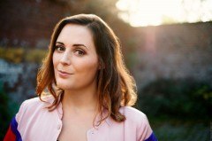 Am 18.04.2026 gastiert die wunderbare Sandra da Vina mit ihrem aktuellen Programm „Plüsch“ bei der Kultur im Kloster in Lügde. Foto: Marvin Ruppert