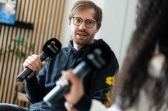 Foto (WFG/Tobias Vorwerk): Moderatorin Selina Hare im Gespräch mit IMAscore-Geschäftsführer Xaver Willebrand in den Paderborner Büroräumen des Unternehmens.