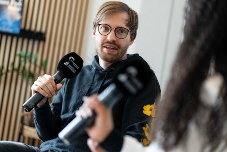 Foto (WFG/Tobias Vorwerk): Moderatorin Selina Hare im Gespräch mit IMAscore-Geschäftsführer Xaver Willebrand in den Paderborner Büroräumen des Unternehmens.