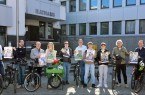 Bürgermeister Theo Mettenborg und Mobilitätsmanager Lukas Menne rufen gemeinsam mit den Ratsmitgliedern zur Teilnahme am Wettbewerb „STADTRADELN“ auf.