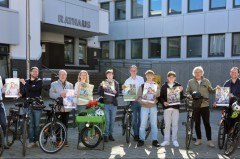 Bürgermeister Theo Mettenborg und Mobilitätsmanager Lukas Menne rufen gemeinsam mit den Ratsmitgliedern zur Teilnahme am Wettbewerb „STADTRADELN“ auf.