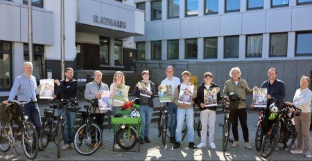 Bürgermeister Theo Mettenborg und Mobilitätsmanager Lukas Menne rufen gemeinsam mit den Ratsmitgliedern zur Teilnahme am Wettbewerb „STADTRADELN“ auf. 