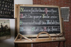 Agnes Kösters-Großbröhmer führt am Sonntag, 26. April 2026, um 16 Uhr mit einer Schulstunde wie zu Kaisers Zeiten durch das Bernhard-Wolff-Schulmuseum in Büren. Foto: Stadt Büren