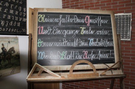 Agnes Kösters-Großbröhmer führt am Sonntag, 26. April 2026, um 16 Uhr mit einer Schulstunde wie zu Kaisers Zeiten durch das Bernhard-Wolff-Schulmuseum in Büren. Foto: Stadt Büren