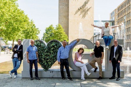 Das Team der Stadtführer*innen freut sich auf das Event „Gütersloh rund um die Uhr – 24h Stadtführung“. (v.l.: Louis Lersmacher, Axel Rotthaus, Sascha Priebe, Elisabeth Erdsiek, Rolf Erdsiek, Susanne Förder und Norbert Ellermann), Foto: Daniela Toman