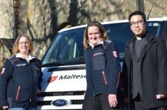 Dunja Henschel (Beauftragte Malter Büren) mit einer ehrenamtlichen Fahrerin und Pastor Nguyen