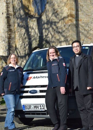 Dunja Henschel (Beauftragte Malter Büren) mit einer ehrenamtlichen Fahrerin und Pastor Nguyen