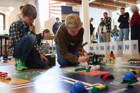 Unter der Beobachtung von Julian tauscht Jean-Luc vom Team „Die unfassbaren Letzten“ aus Halle (Westf.) das Werkzeug am Roboter. Foto: proWi GT