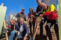 Glücklich nach getaner Arbeit (v.l.): Susanne Hoffmann (Leiterin Forstabteilung), Jörg Karlikowski (Geschäftsführer Stadtwerke Detmold), Volker Reihl (Revierförster Hiddesen), Elisa Henke-Bockschatz (Nachhaltigkeitsmanagerin Stadt Detmold), Christopher Kroos (stellv. Leiter Forstabteilung) und Jörg Düning-Gast (Verbandsvorsteher). Fotos: LVL