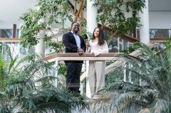 Foto (WFG/Tobias Vorwerk): KI-Forscher Prof. Dr. Axel Ngonga spricht im Podcast der Universität und der Wirtschaftsförderung Paderborn mit Moderatorin Selina Hare über Wissensgraphen und den Nutzen für Unternehmen.