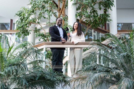 Foto (WFG/Tobias Vorwerk): KI-Forscher Prof. Dr. Axel Ngonga spricht im Podcast der Universität und der Wirtschaftsförderung Paderborn mit Moderatorin Selina Hare über Wissensgraphen und den Nutzen für Unternehmen.