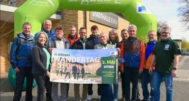 Sponsoring-Partner Albert Münster (Volksbank Büren-Salzkotten), Kerstin Salerno (Stadtmarketing Büren), Wigbert Löper (stellvertretender Bürgermeister und Ortsvorsteher), Berthold Ackfeld (Touristik-Gemeinschaft Bürener Land), Finn Kleeschulte (DLRG Büren, Sanitätsdienst), Alexander Menke (Stadtmarketing Büren), Marcel Danne (ebenfalls Volksbank Büren-Salzkotten), Marie Hölter (SGV Büren), Bärbel Olfermann (Bürgerstiftung Büren) sowie Peter Szlovik, Fritz Deneke, Heinz-Josef Meyer und Axel Diederichs aus der Bürener Vereinswelt. Foto: Stadt Büren