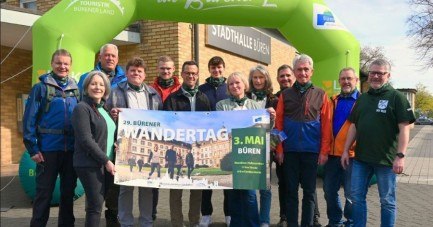 Sponsoring-Partner Albert Münster (Volksbank Büren-Salzkotten), Kerstin Salerno (Stadtmarketing Büren), Wigbert Löper (stellvertretender Bürgermeister und Ortsvorsteher), Berthold Ackfeld (Touristik-Gemeinschaft Bürener Land), Finn Kleeschulte (DLRG Büren, Sanitätsdienst), Alexander Menke (Stadtmarketing Büren), Marcel Danne (ebenfalls Volksbank Büren-Salzkotten), Marie Hölter (SGV Büren), Bärbel Olfermann (Bürgerstiftung Büren) sowie Peter Szlovik, Fritz Deneke, Heinz-Josef Meyer und Axel Diederichs aus der Bürener Vereinswelt. Foto: Stadt Büren