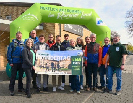 Sponsoring-Partner Albert Münster (Volksbank Büren-Salzkotten), Kerstin Salerno (Stadtmarketing Büren), Wigbert Löper (stellvertretender Bürgermeister und Ortsvorsteher), Berthold Ackfeld (Touristik-Gemeinschaft Bürener Land), Finn Kleeschulte (DLRG Büren, Sanitätsdienst), Alexander Menke (Stadtmarketing Büren), Marcel Danne (ebenfalls Volksbank Büren-Salzkotten), Marie Hölter (SGV Büren), Bärbel Olfermann (Bürgerstiftung Büren) sowie Peter Szlovik, Fritz Deneke, Heinz-Josef Meyer und Axel Diederichs aus der Bürener Vereinswelt. Foto: Stadt Büren