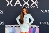 Biaina Schwenk präsentiert die Produktpalette von XAXX im Pop-up-Store am Markt 3 in Büren im Zeitraum vom 20. April bis zum 2. Mai 2026. Foto: Leonid Schwenk