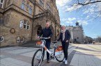 moBiel-Projektleiterin Jana Wörmann und Jürgen Deppemeier vom Amt für Verkehr, Abteilung Mobilitätsplanung, freuen sich über die Fortsetzung von meinSiggi. Foto: Yvonne Liebold/Stadtwerke Bielefeld