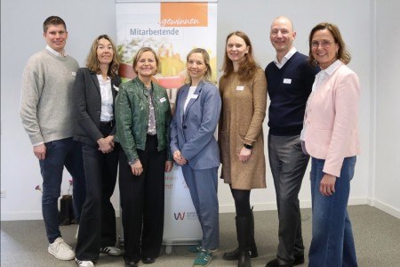 Akteure und Kooperationspartner der Veranstaltung (v. l.): Yannik Muntel (pro Wirtschaft GT), Petra Matthes (Kompetenzzentrum Frau und Beruf OWL), Nikola Weber (pro Wirtschaft GT), Maren Fischer (Workfive GmbH), Stefanie Breier (hdgroup), Eike Jan Diestelkamp (hdgroup) und Dr. Marita Reinkemeier (pro Wirtschaft GT GmbH). Foto: pro Wirtschaft GT
