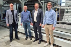 Bild von links: Geschäftsführer Andreas Riemann, Geschäftsführer Dr. Ulrich Blumenthal, Bürgermeister Dr. Andreas J. Wulf, Geschäftsführer Dr. Lars Blumenthal. Copyright: GEMEINDE AUGUSTDORF