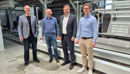 Bild von links: Geschäftsführer Andreas Riemann, Geschäftsführer Dr. Ulrich Blumenthal, Bürgermeister Dr. Andreas J. Wulf, Geschäftsführer Dr. Lars Blumenthal. Copyright: GEMEINDE AUGUSTDORF