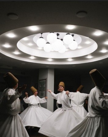 PM_Ausstellung „Yol – Unterwegs in Izmir und Istanbul“ eröffnet im HSBI-Satellit_01: Jana Steins Arbeiten in der Ausstellung beschäftigen sich mit weiblichen Derwischen. Foto: Jana Stein