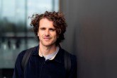 Karriere als Profifußballer hat sich Maël Corboz als Gründer von „elevengreen“ seit 2022 ein eigenes Beratungsunternehmen für nachhaltige Strategieentwicklung aufgebaut. (Foto: P. Pollmeier/HSBI)