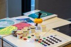 Was passiert, wenn man Wasser und Zitronensäure mischt? Bei den „Spürnasenzeiten“ kommen HSBI-Studierende mit Alltags- und Forschermaterialien in Kitas und gestalten kindgerechte Experimente und Entdeckungsangebote. (Foto: HSBI)