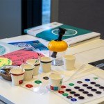 Was passiert, wenn man Wasser und Zitronensäure mischt? Bei den „Spürnasenzeiten“ kommen HSBI-Studierende mit Alltags- und Forschermaterialien in Kitas und gestalten kindgerechte Experimente und Entdeckungsangebote. (Foto: HSBI)