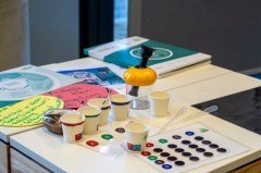 Was passiert, wenn man Wasser und Zitronensäure mischt? Bei den „Spürnasenzeiten“ kommen HSBI-Studierende mit Alltags- und Forschermaterialien in Kitas und gestalten kindgerechte Experimente und Entdeckungsangebote. (Foto: HSBI)