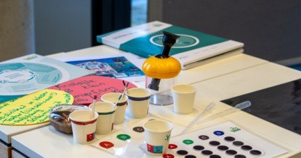 Was passiert, wenn man Wasser und Zitronensäure mischt? Bei den „Spürnasenzeiten“ kommen HSBI-Studierende mit Alltags- und Forschermaterialien in Kitas und gestalten kindgerechte Experimente und Entdeckungsangebote. (Foto: HSBI)