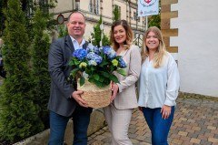 Freuen sich über die Eröffnung des “Ankaplatz” am 10. Mai: Ann-Kathrin Eggers (Mitte), Arne Brand (Allg. Vertreter des Verbands- vorstehers / Leiter Abteilung Zentrale Infrastruktur) sowie Lena Schubert (Fachbereich Liegenschaften Landesverband Lippe). Fotos: LVL