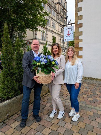 Freuen sich über die Eröffnung des “Ankaplatz” am 10. Mai: Ann-Kathrin Eggers (Mitte), Arne Brand (Allg. Vertreter des Verbands- vorstehers / Leiter Abteilung Zentrale Infrastruktur) sowie Lena Schubert (Fachbereich Liegenschaften Landesverband Lippe). Fotos: LVL 