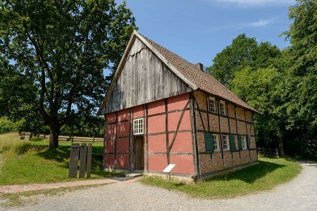 Kleine Häuser erzählen große Geschichten, wie hier das Armenhaus aus Rinkerode. Foto: LWL/Klein