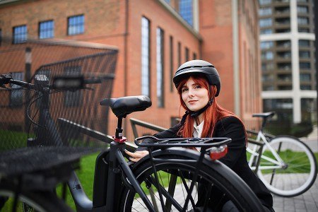 Vielen Menschen in Bielefeld bietet der Wettbewerb ‚Mit dem Rad zur Arbeit‘ eine besondere Motivation: weniger Ausgaben für Benzin gehen einher mit einer gesteigerten Fitness und einem besseren Wohlbefinden. Foto: AOK/colourbox/hfr. 