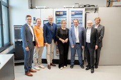 BU: Im DC Innovation Hub der Weidmüller Akademie: (v.l.n.r.) Dr. Timo Berger (Technologievorstand Weidmüller), Dr. Johann Austermann (Fachexperte für Gleichstrom Weidmüller), Dr. Sebastian Durst (Vorstandsvorsitzender Weidmüller), Mona Neubaur (Stellvertretende Ministerpräsidentin und Wirtschaftsministerin von NRW), Prof. Dr. Stefan Witte (Vizepräsident für Forschung und Transfer TH OWL), Prof. Dr. Holger Borcherding (Professor für Leistungselektronik und Elektrische Antriebe TH OWL), Günter Weigel (Wirtschaftsförderung Kreis Lippe). Foto © Weidmüller Unternehmenskommunikation