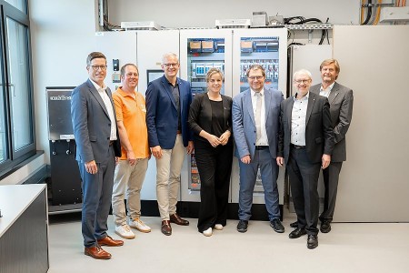 BU: Im DC Innovation Hub der Weidmüller Akademie: (v.l.n.r.) Dr. Timo Berger (Technologievorstand Weidmüller), Dr. Johann Austermann (Fachexperte für Gleichstrom Weidmüller), Dr. Sebastian Durst (Vorstandsvorsitzender Weidmüller), Mona Neubaur (Stellvertretende Ministerpräsidentin und Wirtschaftsministerin von NRW), Prof. Dr. Stefan Witte (Vizepräsident für Forschung und Transfer TH OWL), Prof. Dr. Holger Borcherding (Professor für Leistungselektronik und Elektrische Antriebe TH OWL), Günter Weigel (Wirtschaftsförderung Kreis Lippe). Foto © Weidmüller Unternehmenskommunikation