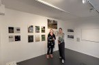 Vl: Prof. Katharina Bosse, Rebecca Budde de Cancino, im Kunstraum Elsa vor der Ausstellung der Fotografien zu den Thingstätten (Foto: Emily Pfaffenbauer)